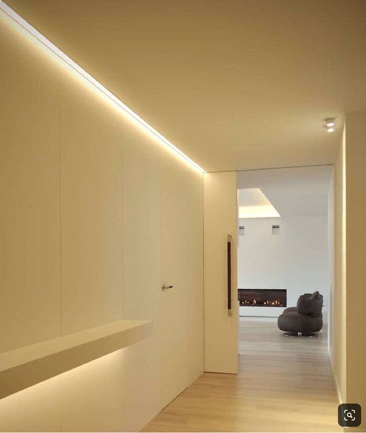 Modernes Lichtkonzept mit abgehängter Decke